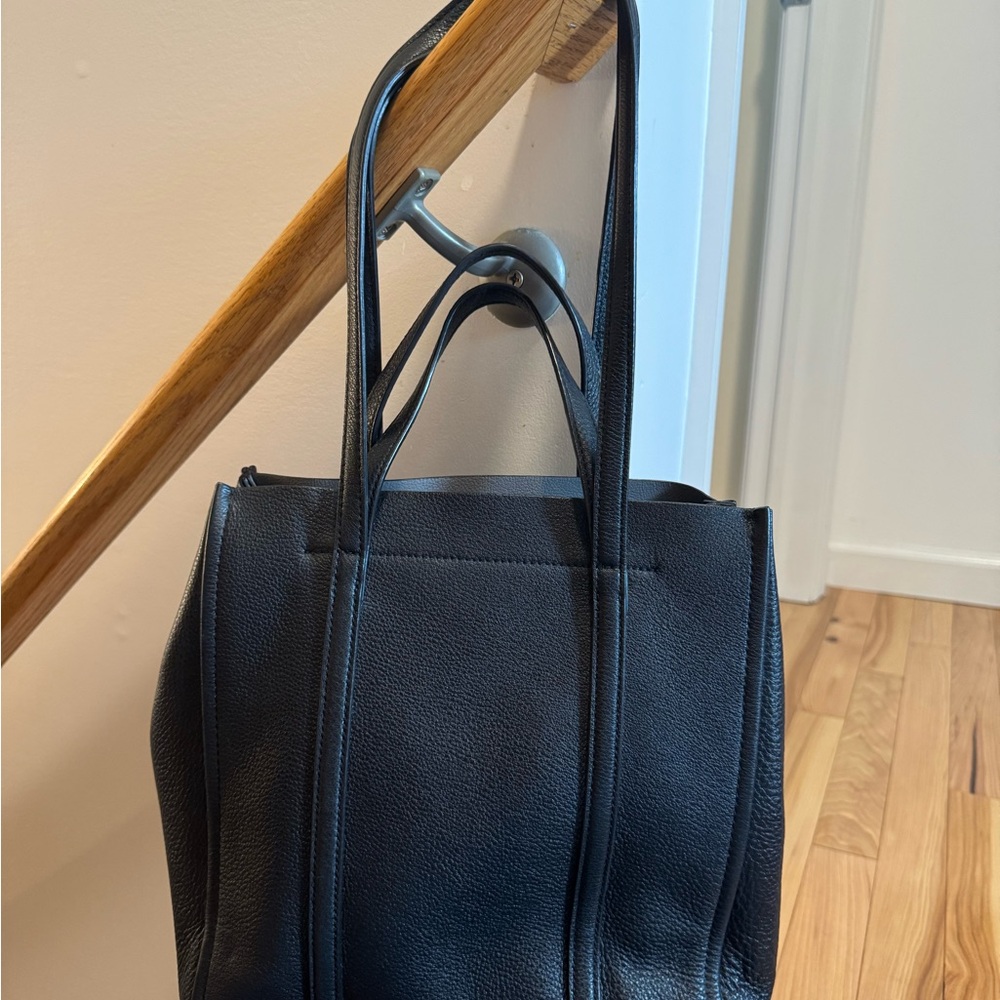 Marc Jacobs Black Structured Tote with Minimalist Design - Picture 3 of 3